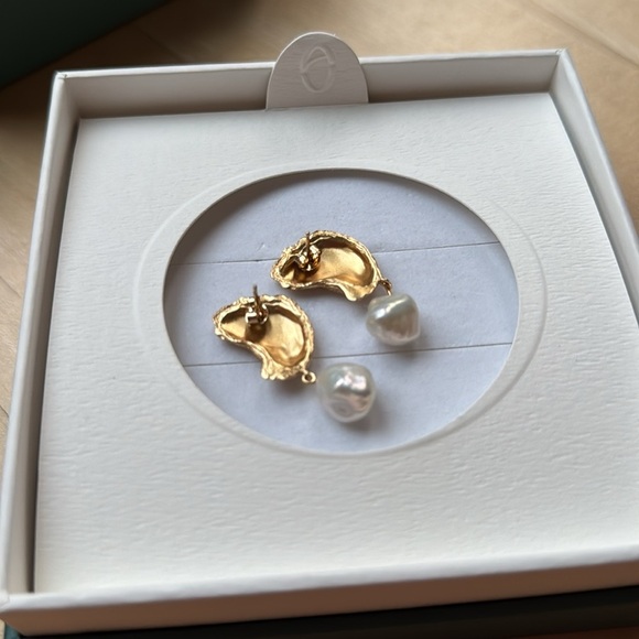 Aurate X Kerry Venus Organic Pearl Gold Earring - Picture 6 of 16